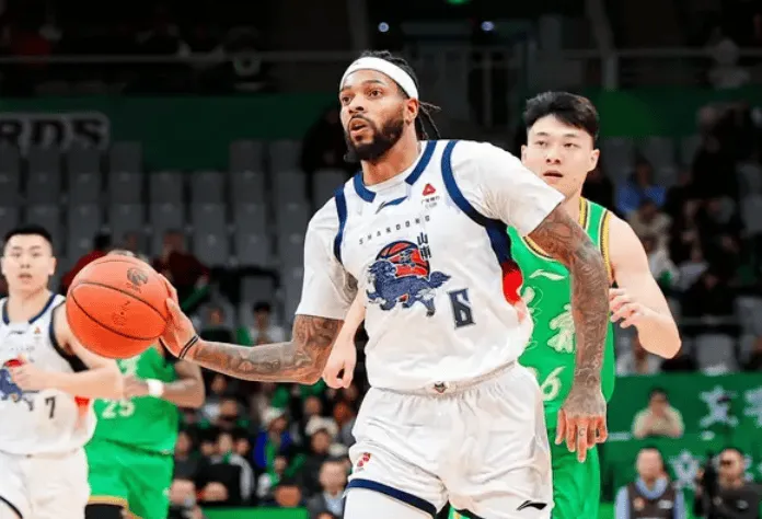 媒体人：山东男篮外援珀塞尔因为感冒发烧，缺席今晚比赛