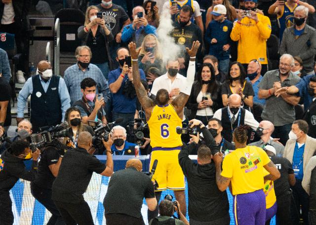 V体育登录网站-【现场】湖人球迷入侵湾区 汤普森末节爆发捍卫主场