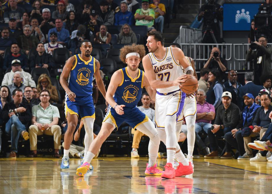 V体育在线官网-湖人28分大胜勇士结束3连败 詹姆斯22+7东契奇26分