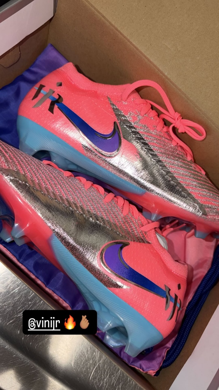 了却一桩心愿！索博斯洛伊晒维尼修斯送给自己的专属战靴